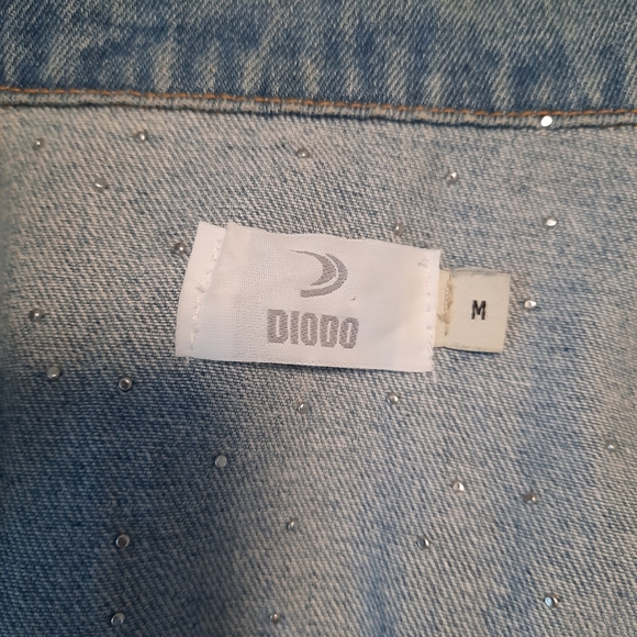 ✨HOST PICK✨ Pearl embellished denim jacket sz M - Picture 6 of 7